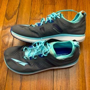 Altar tennis shoes worn once